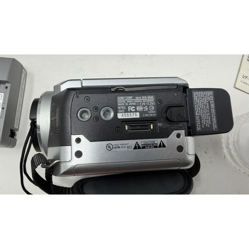 Sony Handycam DCR-SR40 Mini DV Camcorder 30 GB. With Charger, Case & Lens Filter